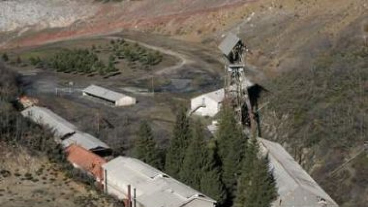 Panorámica del Pozo Ibarra, con el castillete y el resto de sus dependencias.