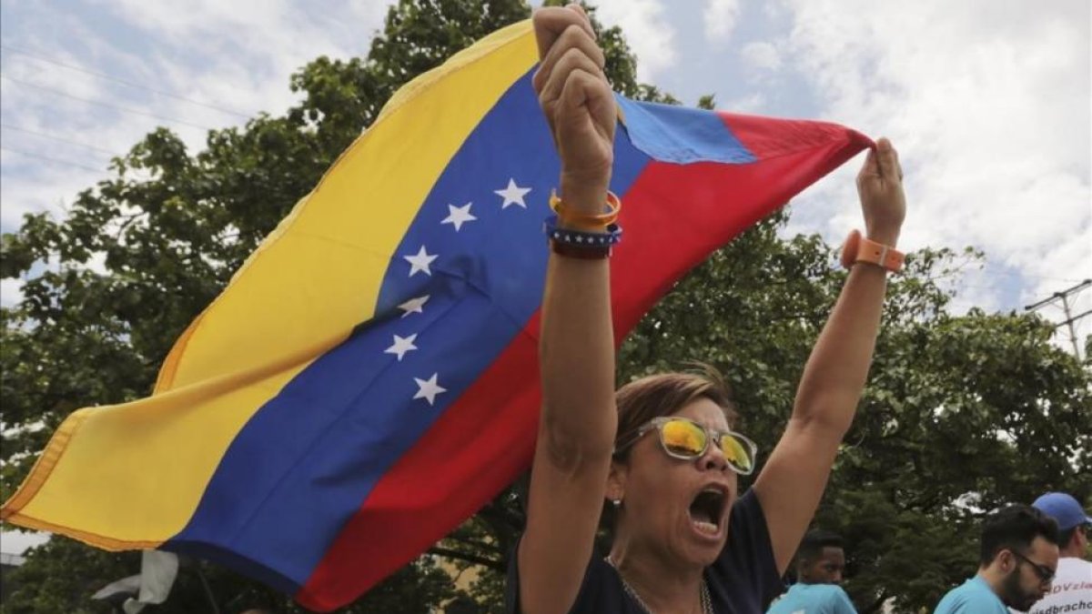 Una detractora de Maduro protesta contra la victoria electoral del dirigente.
