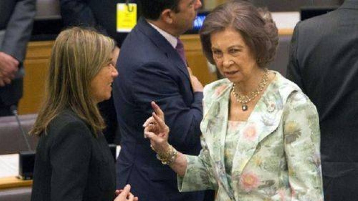 La Reina conversa con la ministra de Sanidad, Ana Mato, este martes en la ONU.