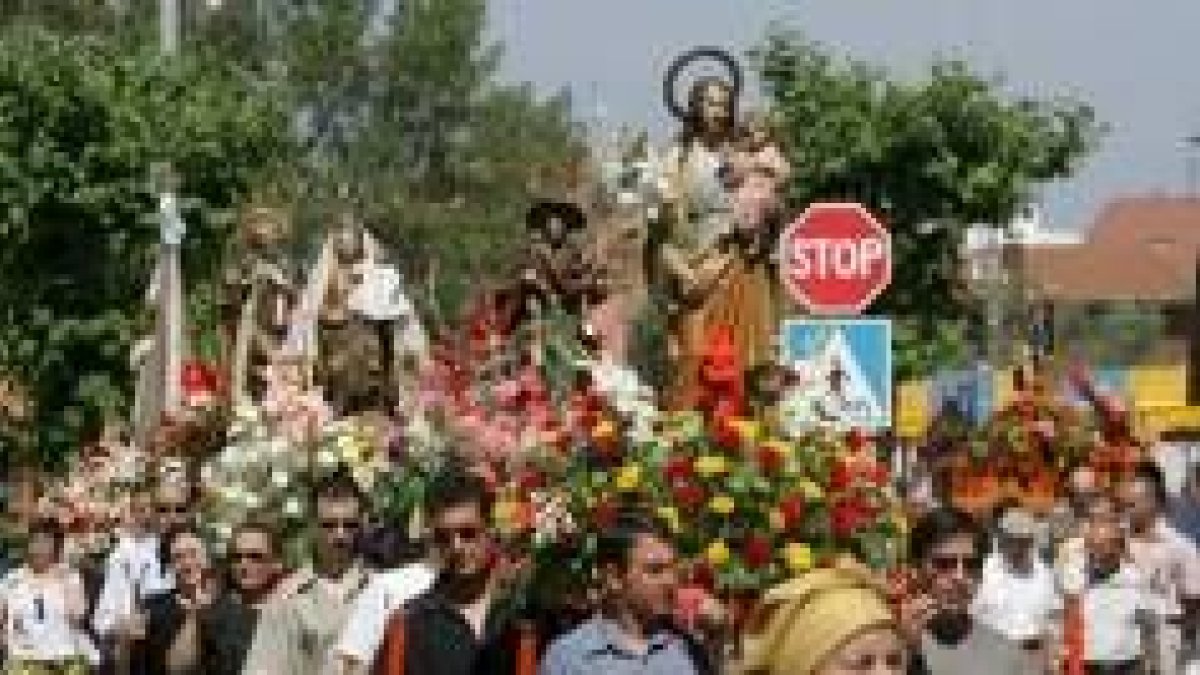 Las imagenes formaron el núcleo central de la procesión