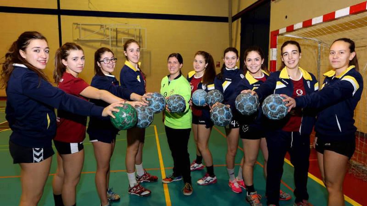 Las jugadoras del equipo juvenil del Atlético Balonmano León, que actualmente marchan al frente de la clasificación de la liga autonómica en su categoría.