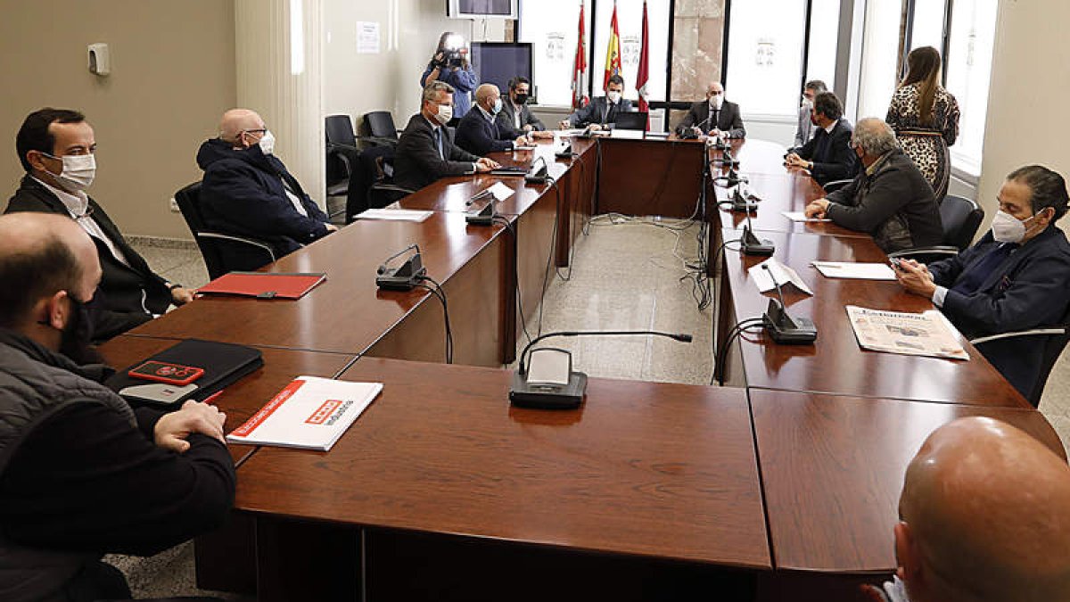 Representantes de Labiana y Ovejero, con la Junta y los sindicatos, en la reunión de ayer. MARCIANO PÉREZ
