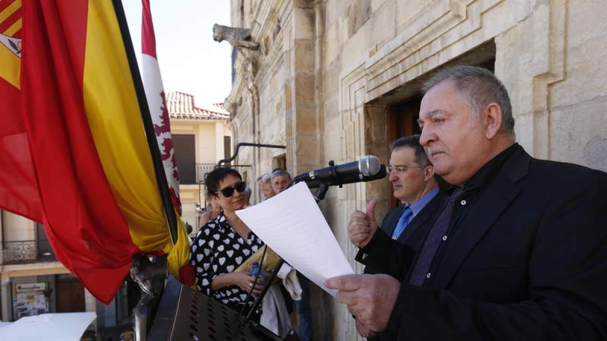 Claro García pregona Santa Marta desde el balcón del Ayuntamiento de Astorga. JESÚS F. SALVADORES