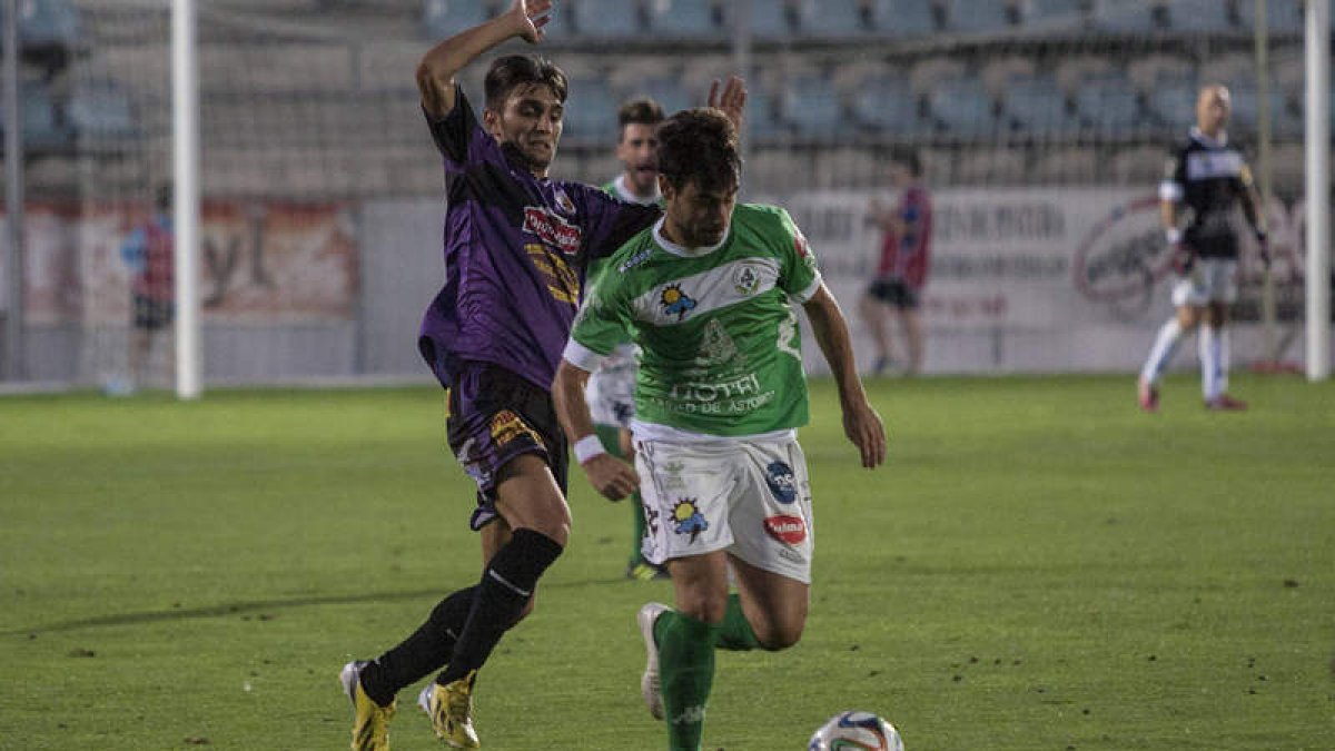 Taranilla, uno de los mejores en la tarde de ayer, se escapa de un jugador del CD Palencia