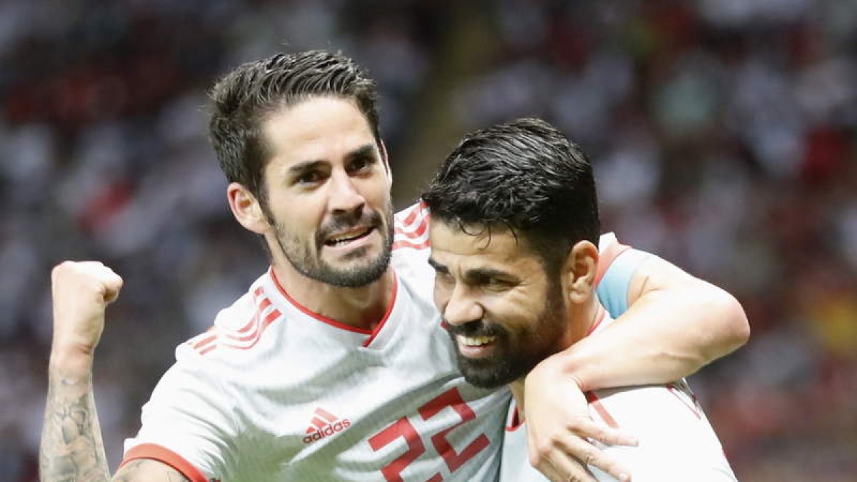 Isco celebra con Diego Costa el gol que le marcó el delantero del Atlético a la selección de Irán. DIEGO AZUBEL