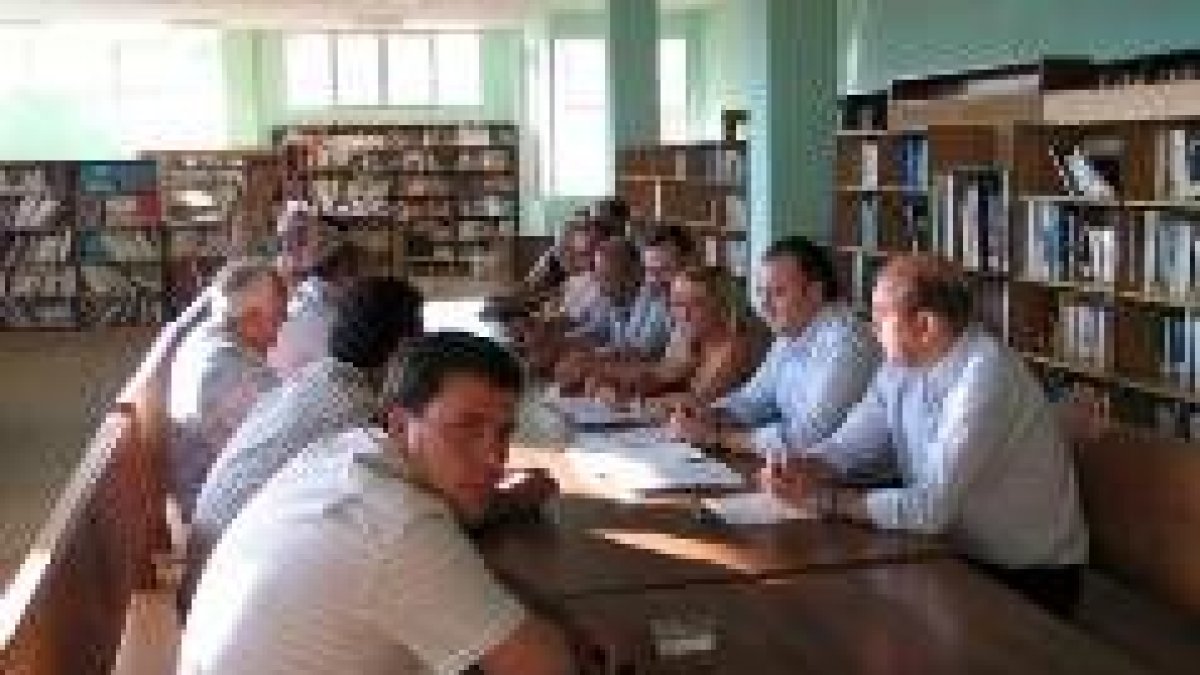 Los miembros de la ejecutiva comarcal del PP tras constituirse la nueva directiva