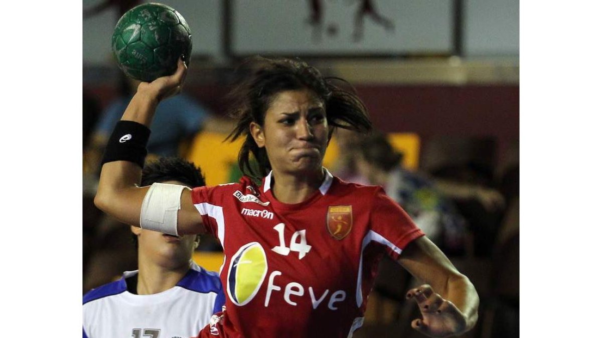 Andrea Álvarez, autora de un gol, intenta un lanzamiento a portería.