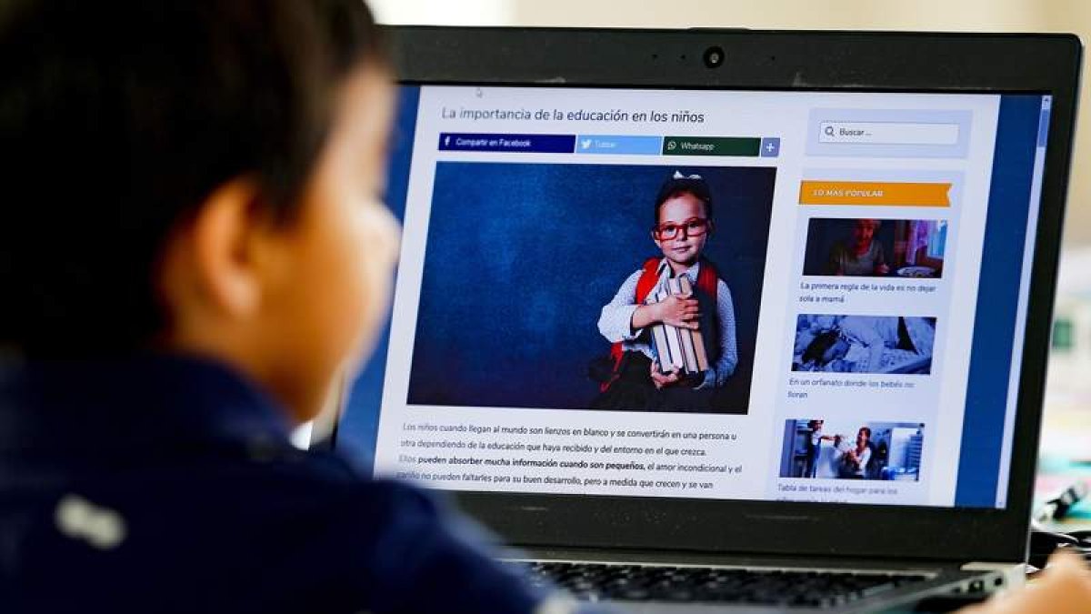 La dependencia de los medios digitales que pone en evidencia el confinamiento es un argumento más a favor de regular el derecho de acceso a internet. DL