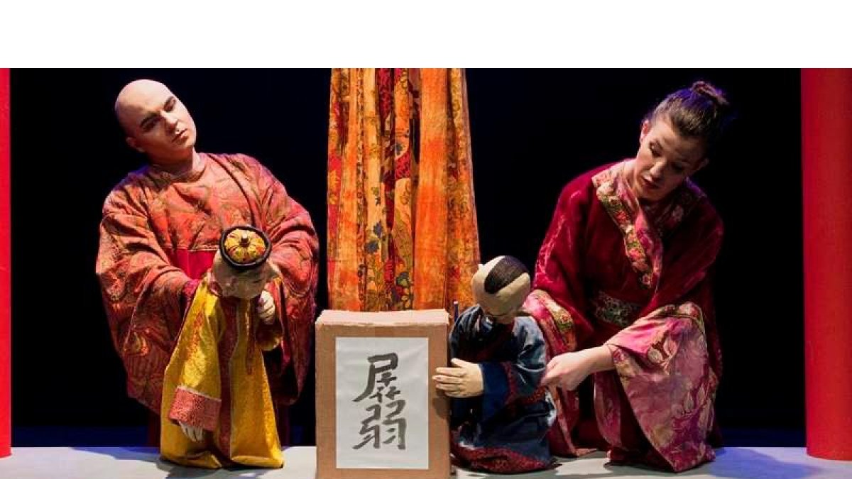 La puesta en escena incluye tanto marionetas como actores