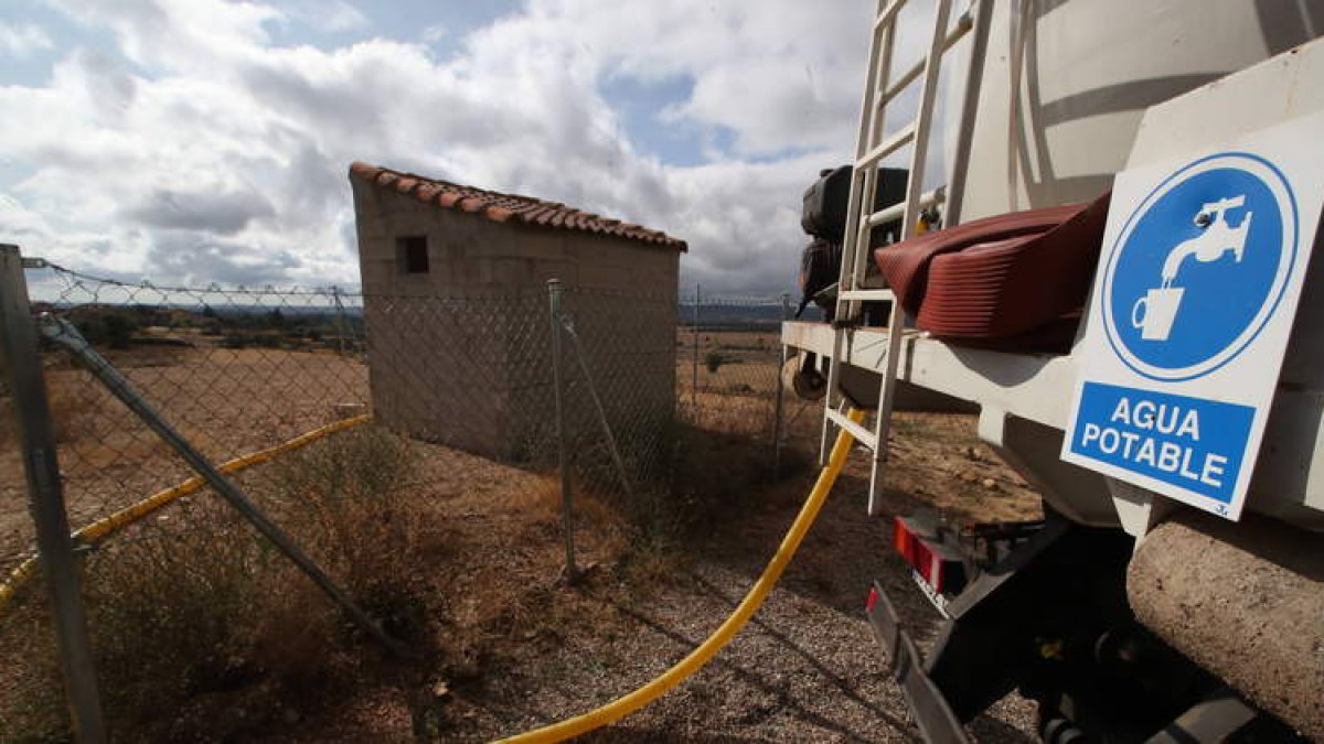 Un camión cisterna rellena uno de los depósitos en Santa Catalina de Somoza. RAMIRO