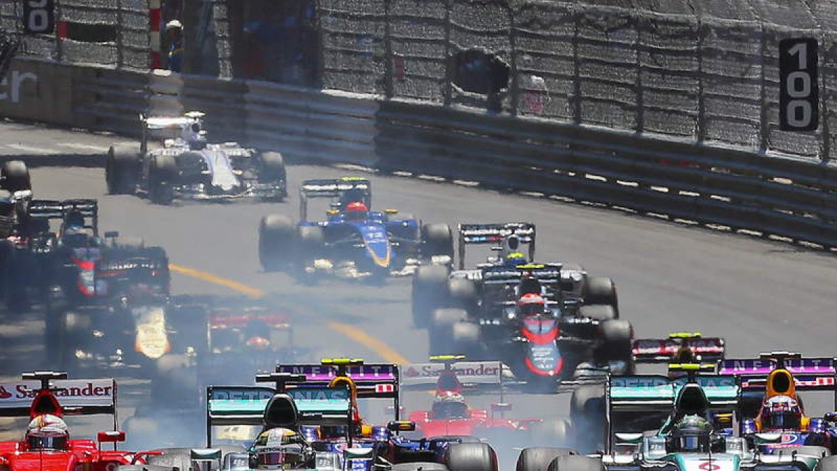 Hamilton, que salía desde la pole, claudicó ante Rosberg por culpa de Mercedes