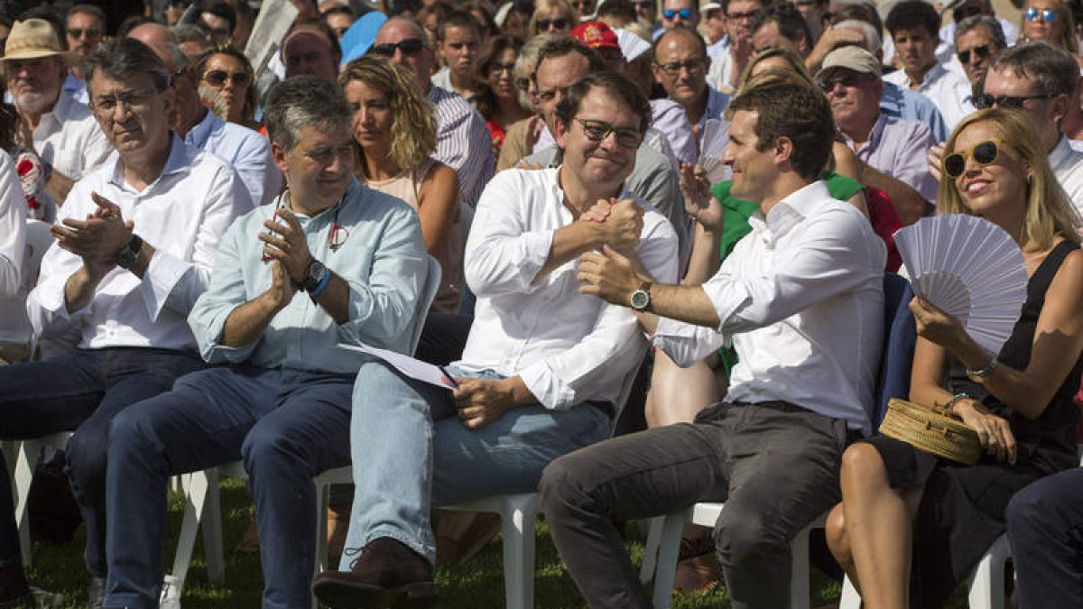 Fernandez Mañueco estrecha la mano de Pablo Casado durante el acto celebrado ayer. RICARDO MUÑOZ
