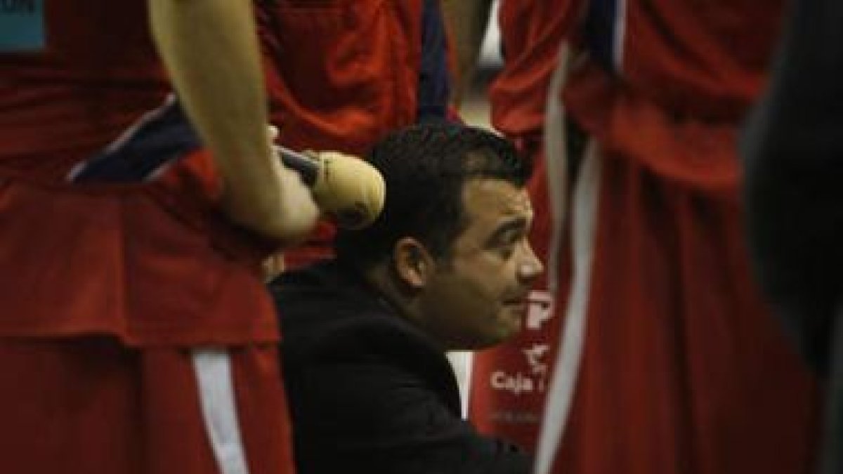 De Grado, durante un tiempo muerto en uno de los partidos disputados por León esta temporada.