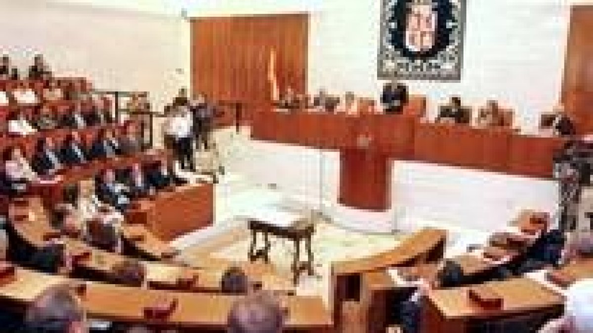 Los procuradores de las Cortes de Castilla y León, 82 en total, durante la celebración de un pleno