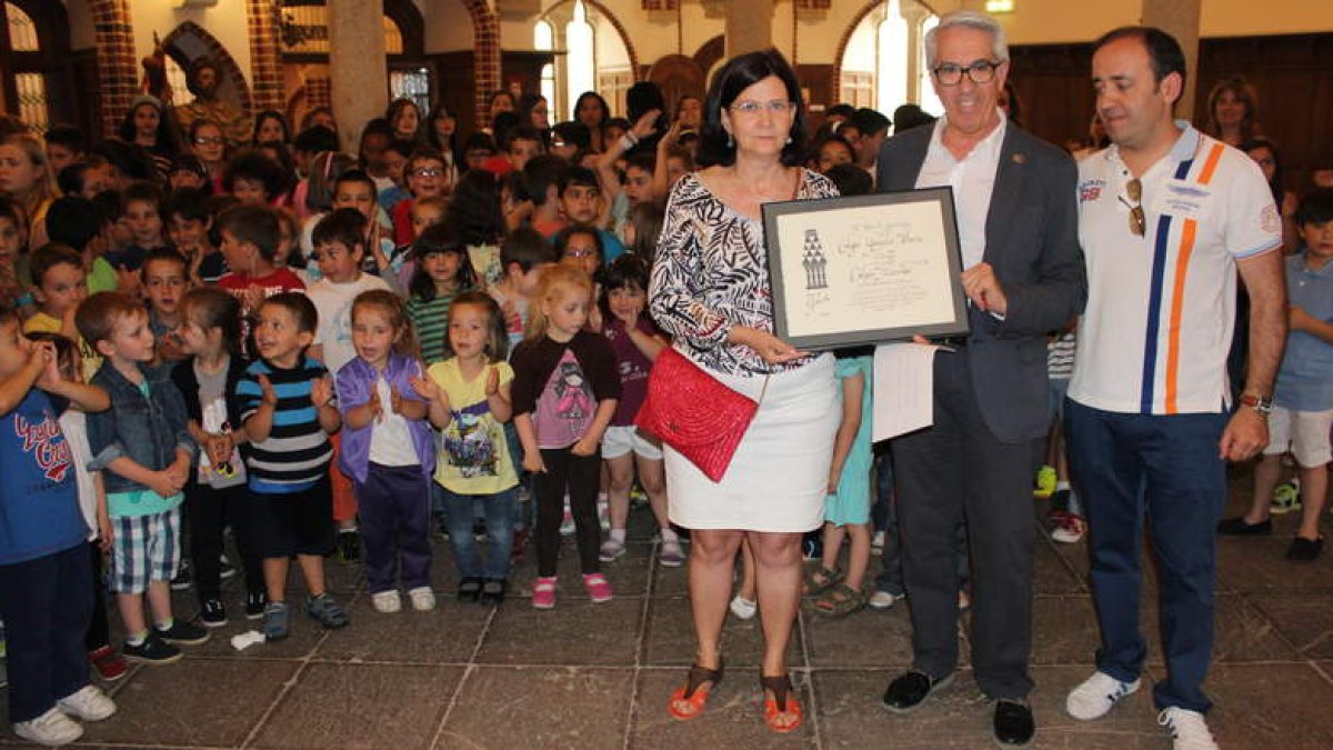 Los alumnos, profesores y el director del Palacio celebran el reconocimiento de Colegio Mecenas