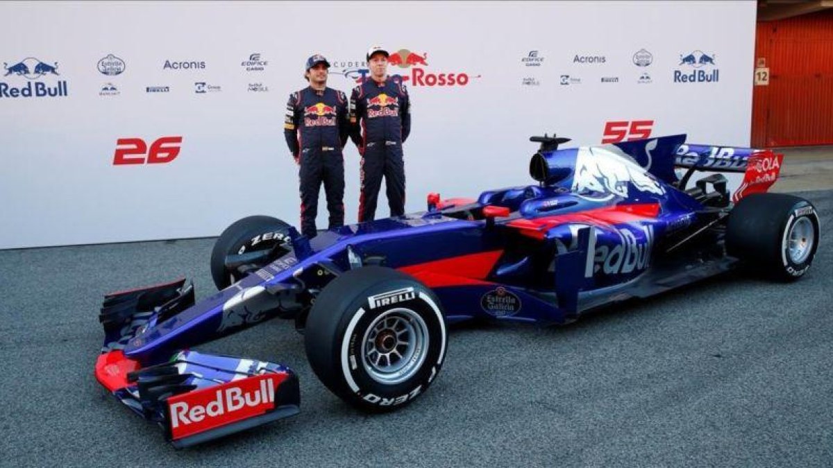Daniil Kyvat y Carlos Sainz en Montmeló.