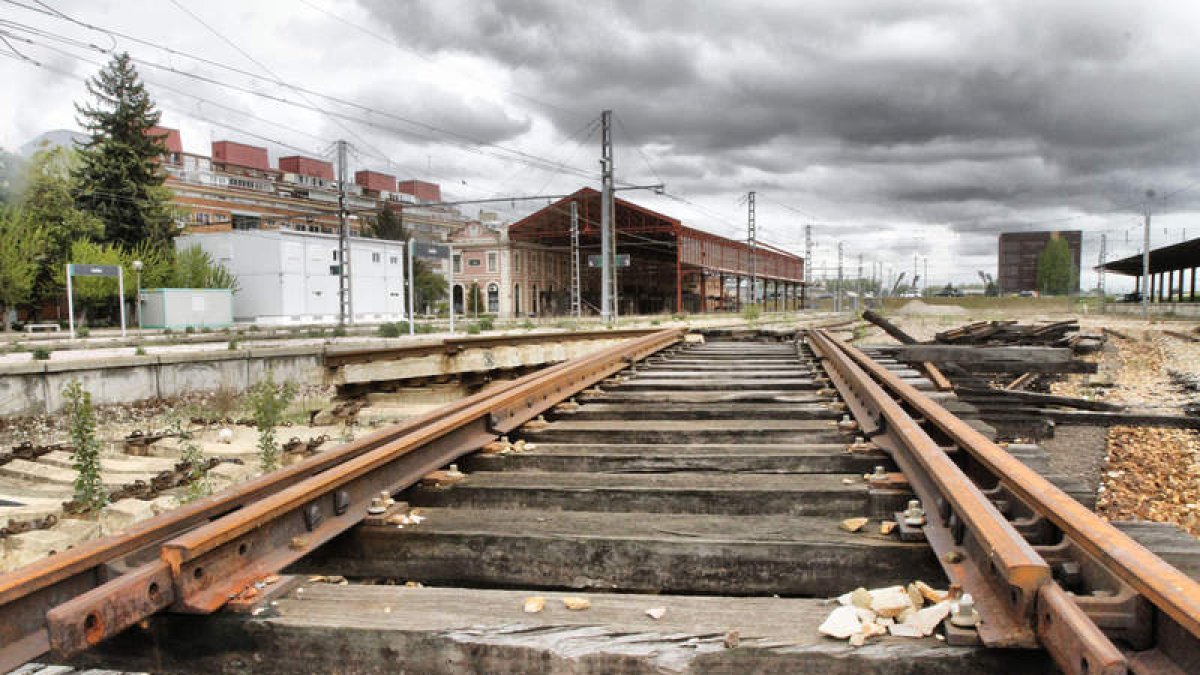 Estado de abandono de la vieja estación.