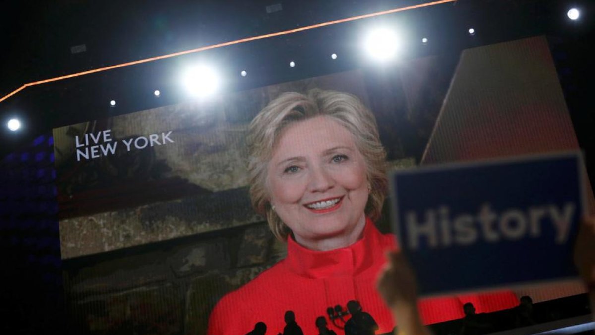 Hillary Clinton se dirige, vía vídeo desde Nueva York, a los asistentes a la convención demócrata, este martes.