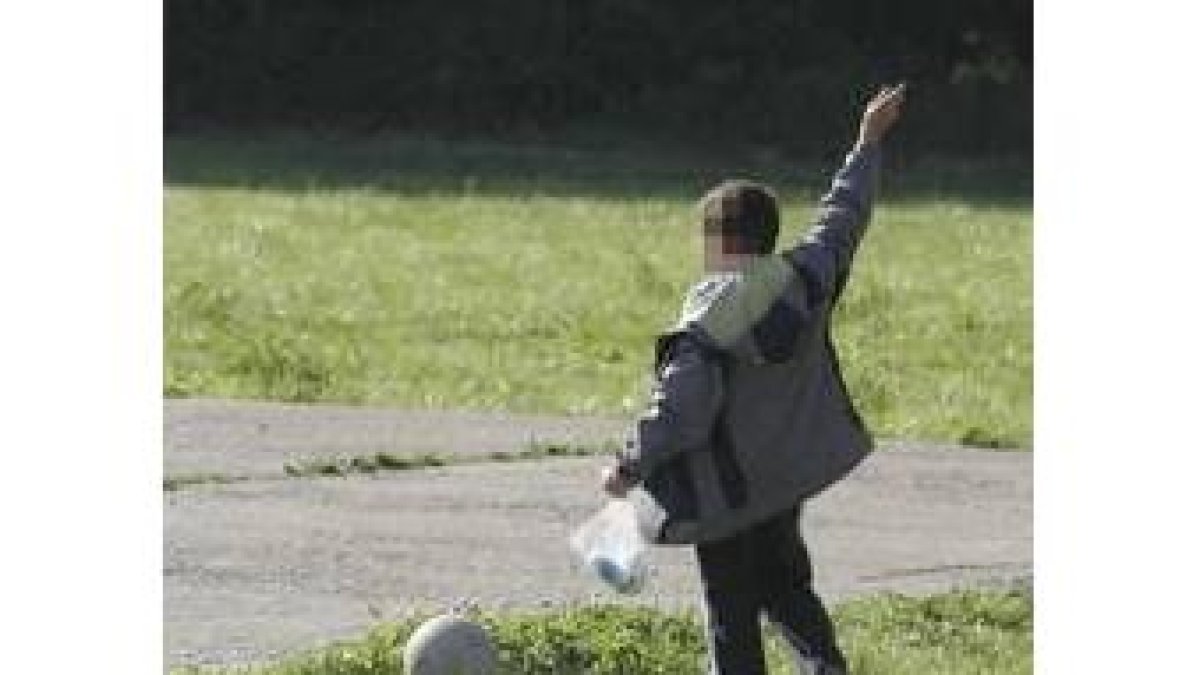 El niño conflictivo juega durante el recreo, ajeno a la polémica