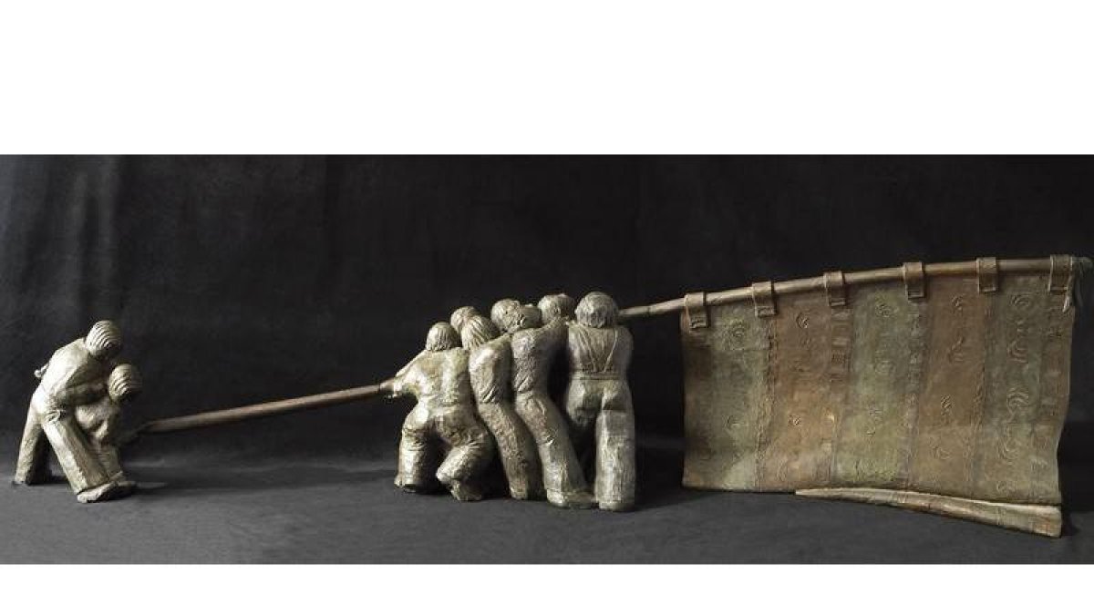 La escultura en homenaje a los pendones leoneses está colocada en la explanada frente al Auditorio