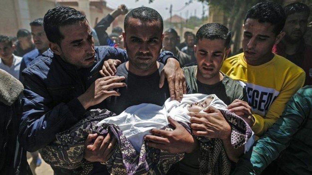 Funeral por el bebé muerto en Gaza.