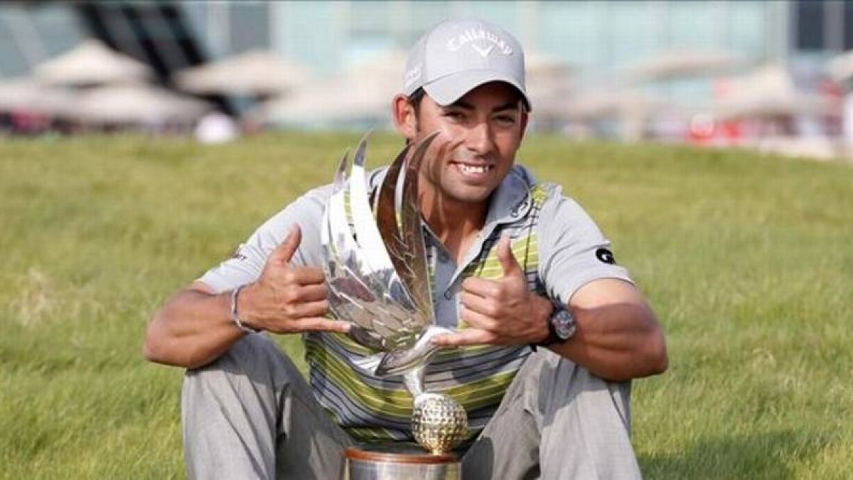 Lazarrábal posa con el trofeo que le acredita como ganador del torneo de Abu Dabi.