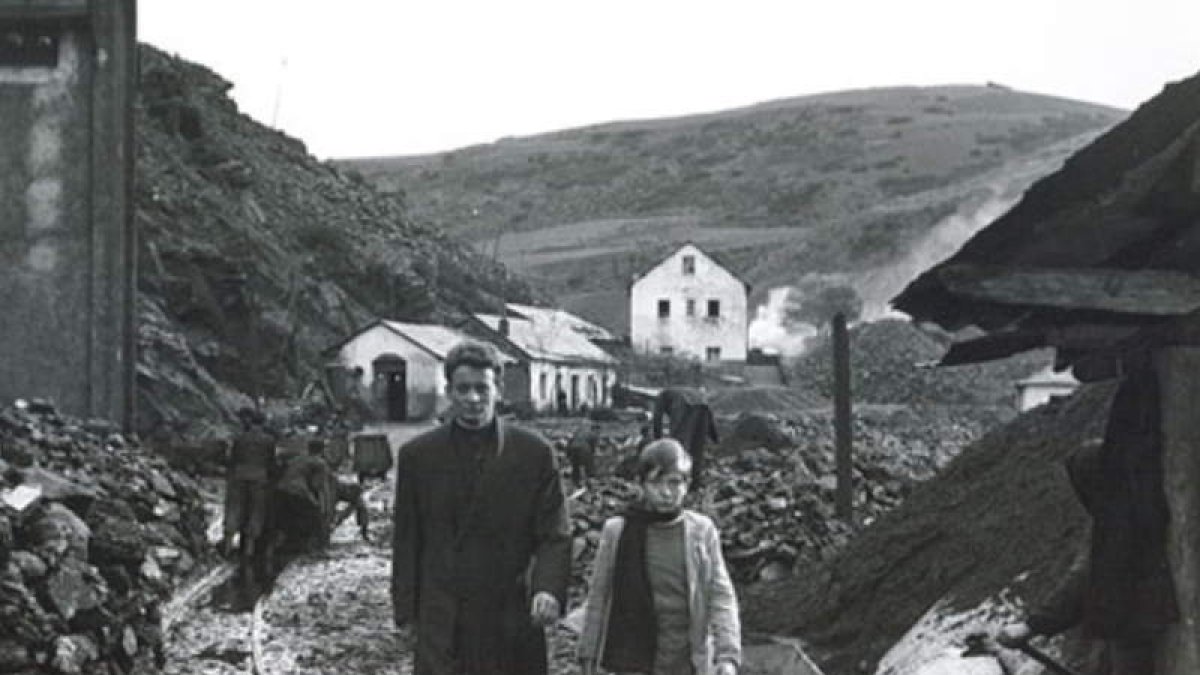 Claude Laydu, popular por su papel en ‘Diario de un cura rural’, de Robert Bresson, interpretaba en ‘La guerra de Dios’ a un sacerdote que trata de vencer el recelo de los mineros. Rodada en la Mina del Oro de Torre, contó con Paco Rabal, Fernando Sancho y el niño Jaime Blanch. DL