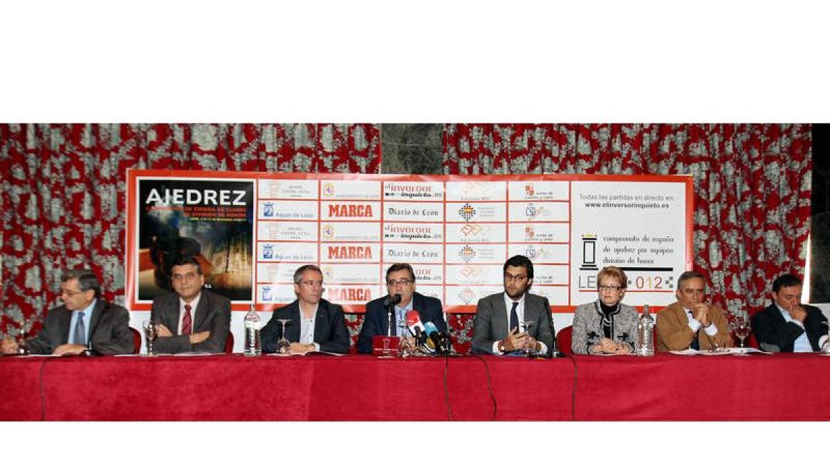 Álvaro Miguélez, Javier Ochoa, José María López Benito, Marcelino Sión, Antonio Vázquez, María Jesús Soto, Jesús Courel y Fernando Santos durante la presentación.