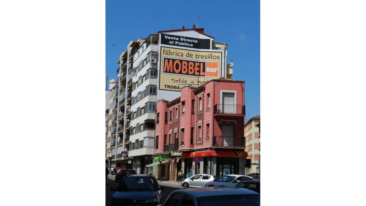 Un edificio con publicidad en la zona de Santa Ana.