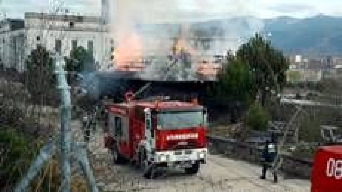 Los bomberos desplazaron dos camiones con sus dotaciones para apagar el incendio