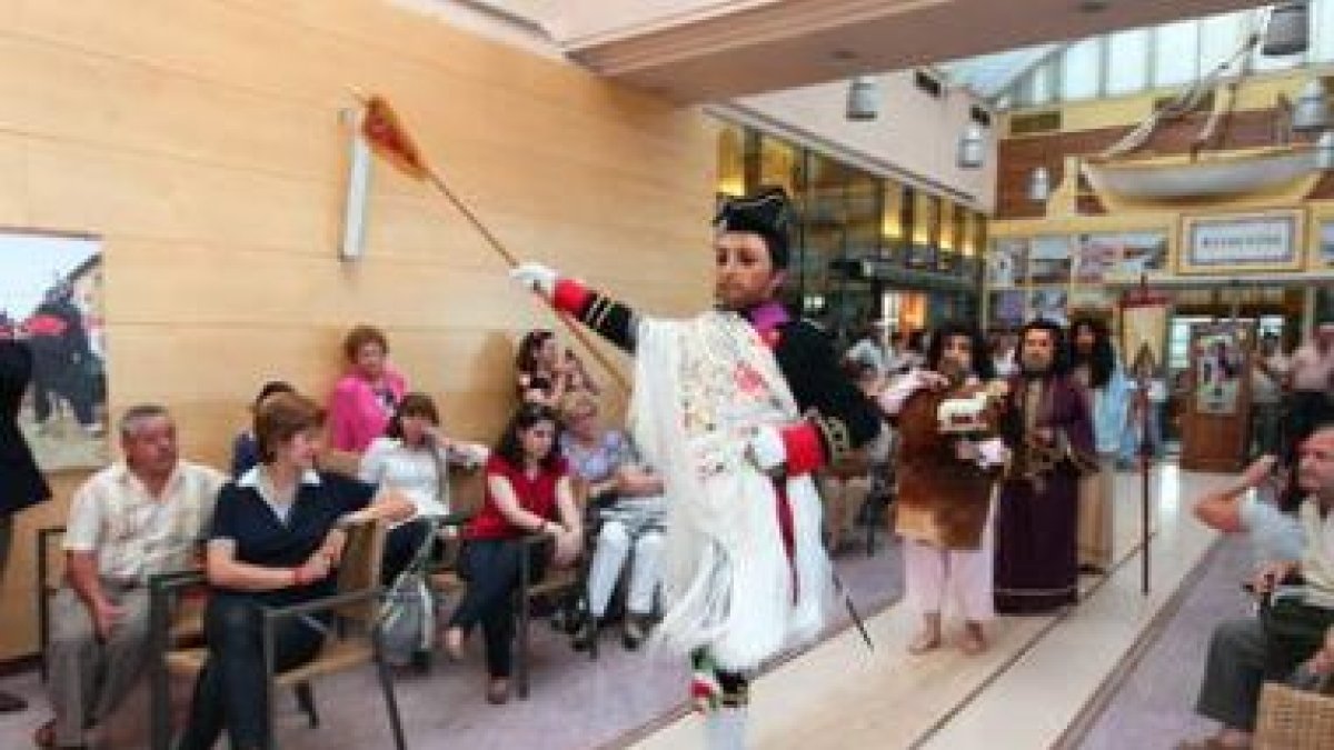 El taconeo del mártir se escuchó ayer en un centro comercial.