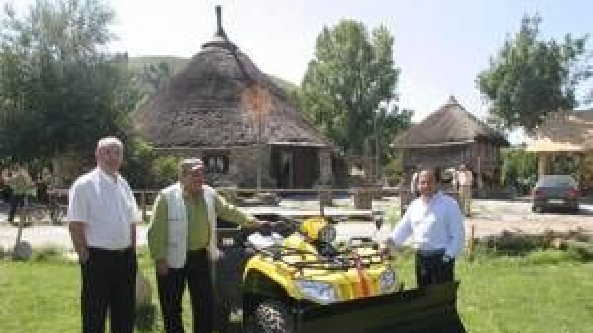Monteserín y Aznar posan a ambos lados del quad quitanieves presentado ayer en Balboa
