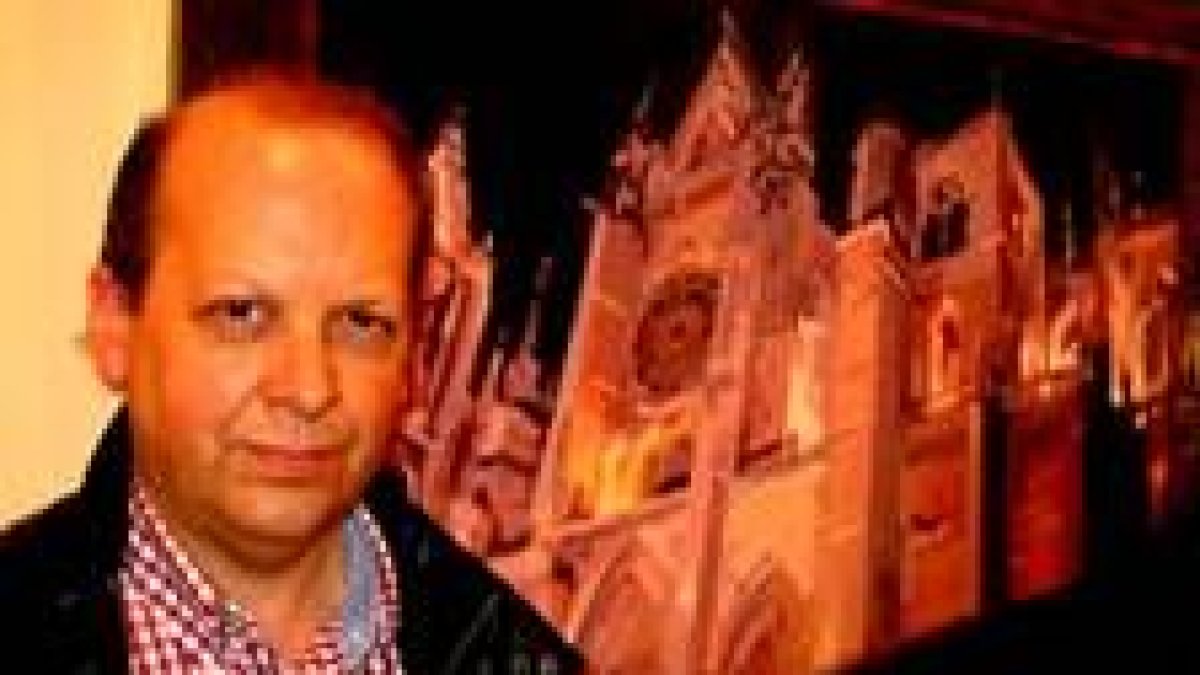 El artista Favila, delante de un cuadro que plasma la Catedral de León
