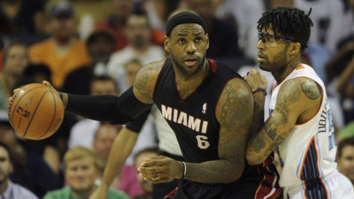 Chris Douglas-Roberts trata de detener el avance de Lebron James.