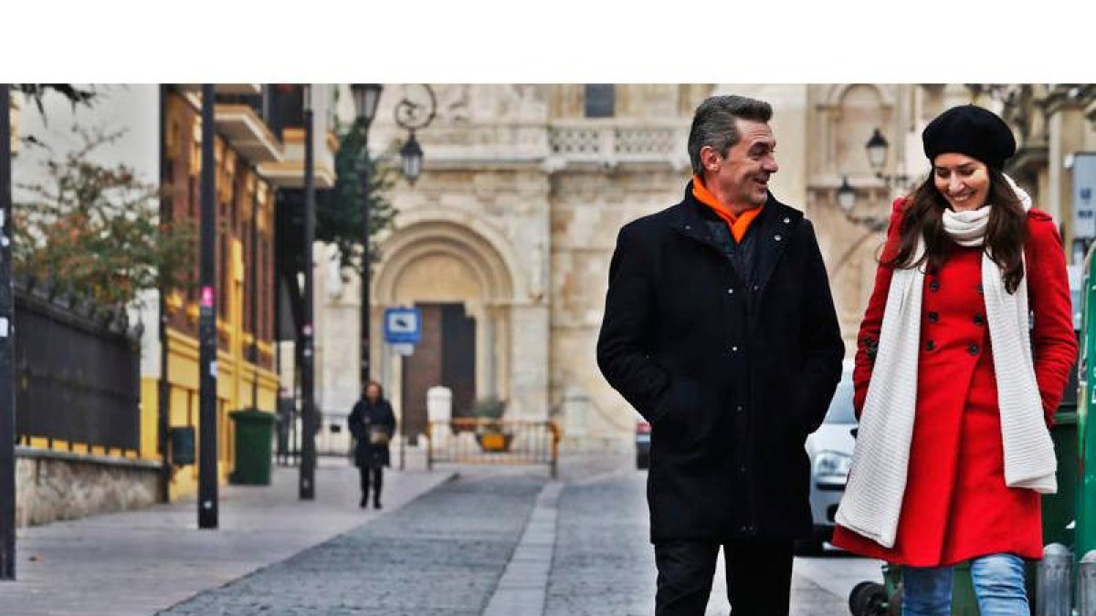 Ana Marcello y Enrique Bueno pasean por el centro de León con su condición de diputados recién estrenada, tras romper el bipartidismo.