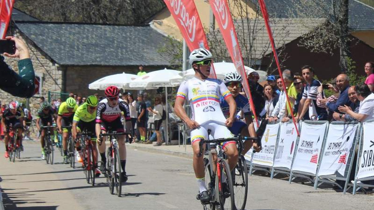 La puesta de largo de la ronda ciclista leonesa resultó todo un éxito que se trasladó a las tres etapas por las que discurrió. GUERRA
