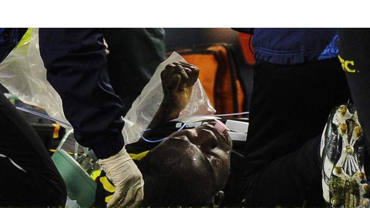 Fabrice Muamba recibe atención médica tras desmayarse durante el partido Tottenham-Bolton.