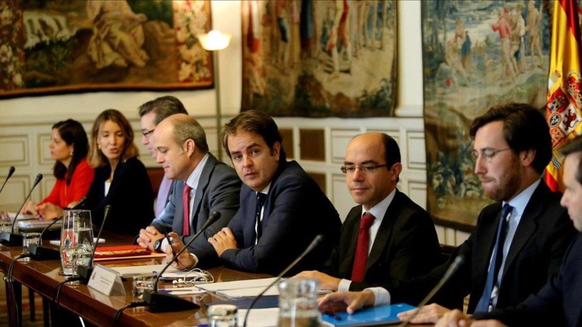 Lasso de la Vega (primero por la derecha) y Bermúdez de Castro (tercero), en la reunión de la comisión de secretarios y subsecretarios de Estado el 28 de octubre del 2017, cuando se publicaron en el BOE las medidas del 155