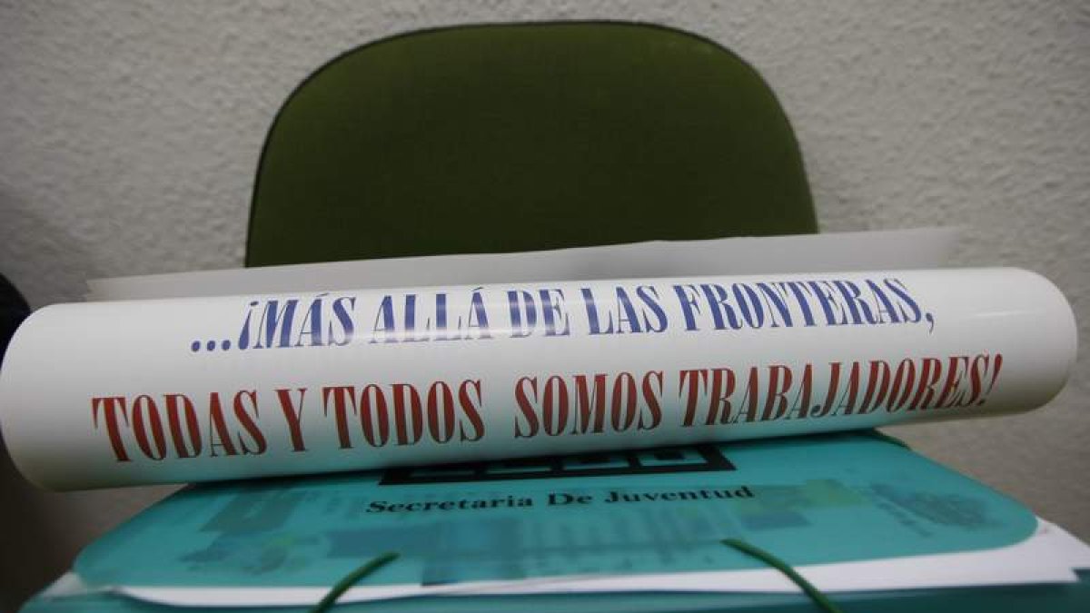 Un cartel en defensa del trabajo migrante. JESÚS F. SALVADORES