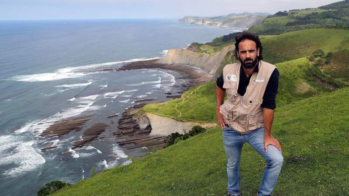 El geólogo Asier Hilario en el Geoparque de la Costa Vasca. J.J.GUILLEN
