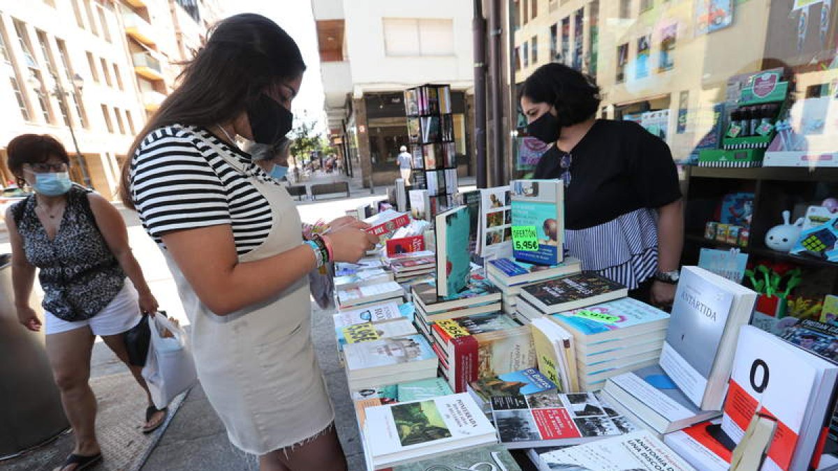 Una joven, buscando libros ayer, en el primer día. ANA F. BARREDO