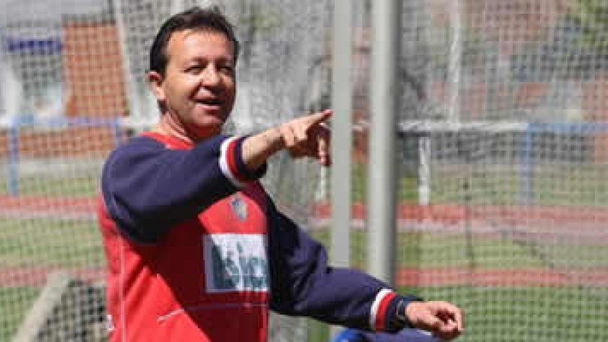 José Carlos Granero, sonriente durante el entrenamiento de ayer, parece señalar el camino hacia la S