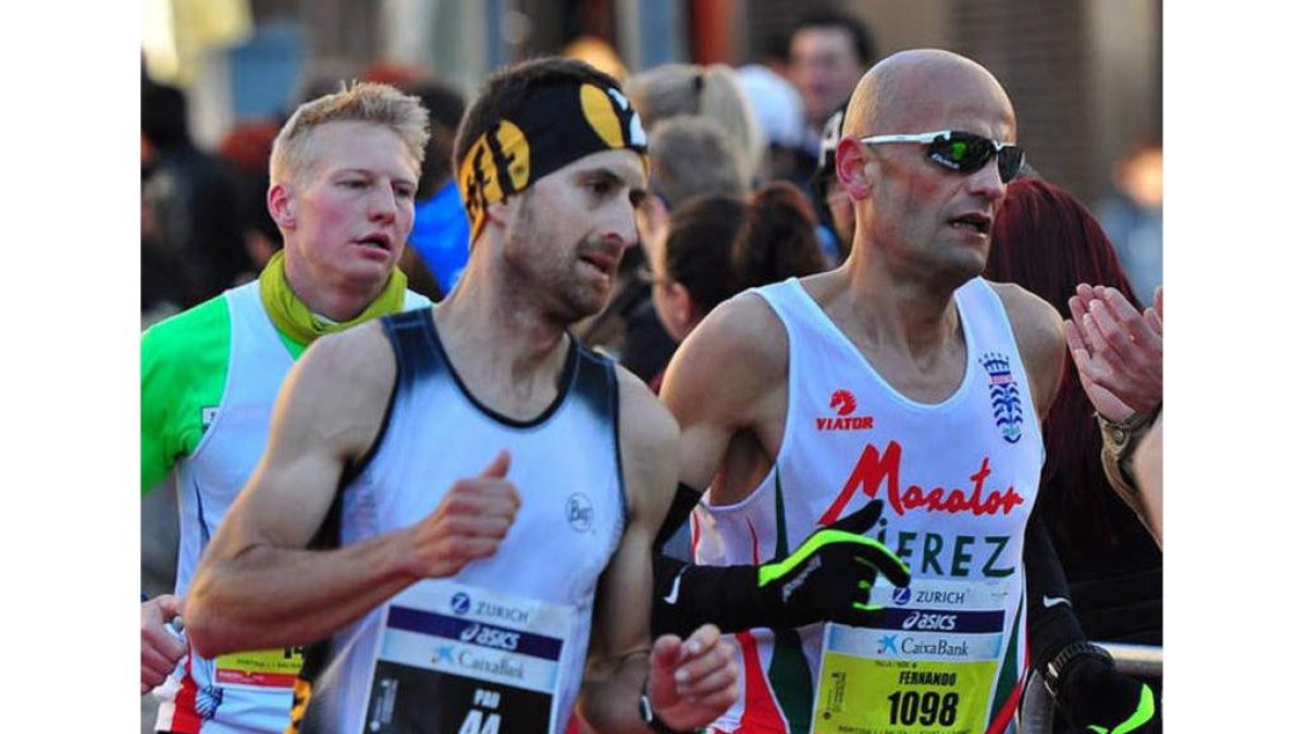 Fernando Colado (d) en un momento de la maratón barcelonesa.