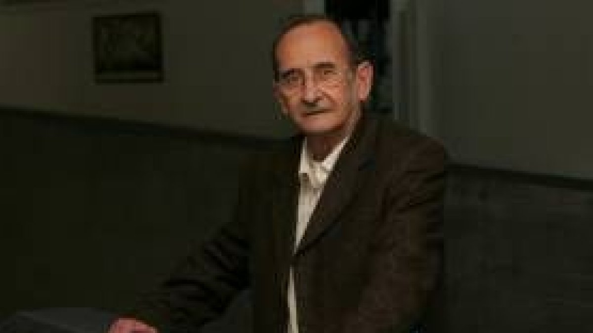 El poeta cubano Orlando Fondevila, ayer en la Uned de Ponferrada
