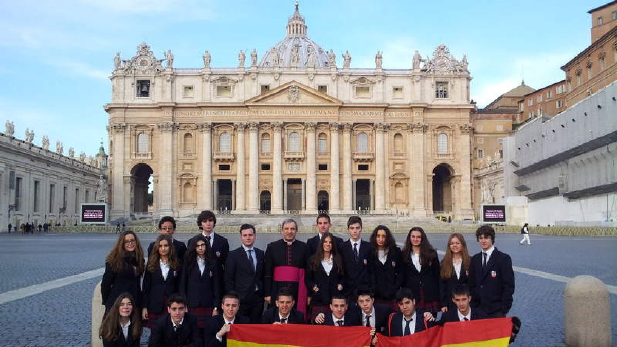 Los alumnos del Peñacorada posan con monseñor Ángel Lucio Vallejo en la Plaza de San Pedro.