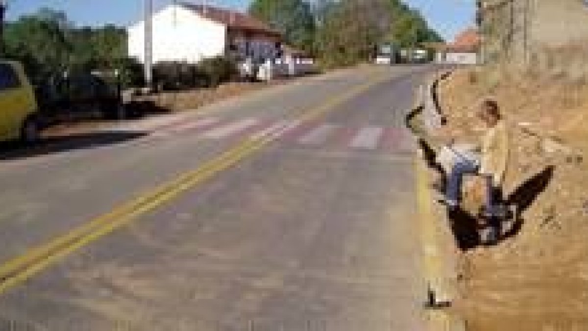 Obras de construcción de las aceras en Ferral del Bernesga