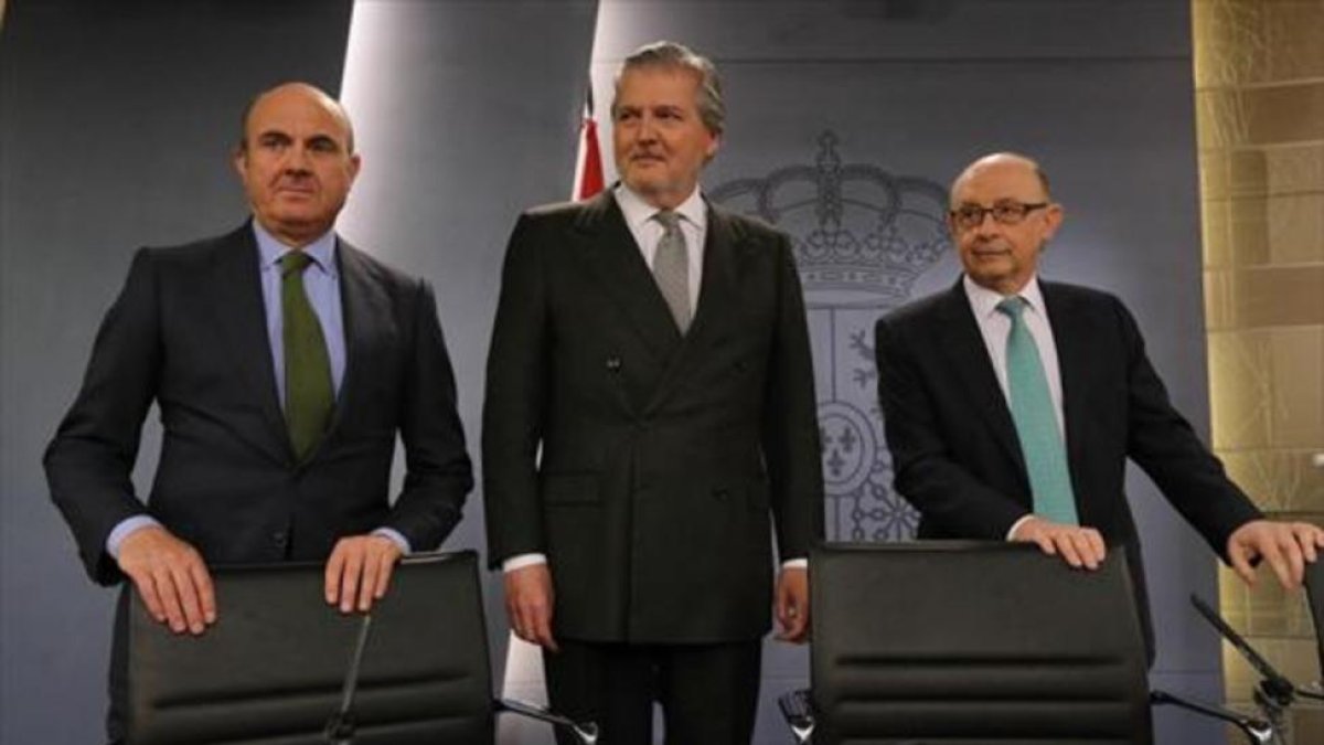 Los ministros Luis de Guindos (Economía), Íñigo Méndez de Vigo (Cultura y portavoz del Gobierno) y Cristóbal Montoro (Hacienda), en el palacio de la Moncloa en una imagen de archivo