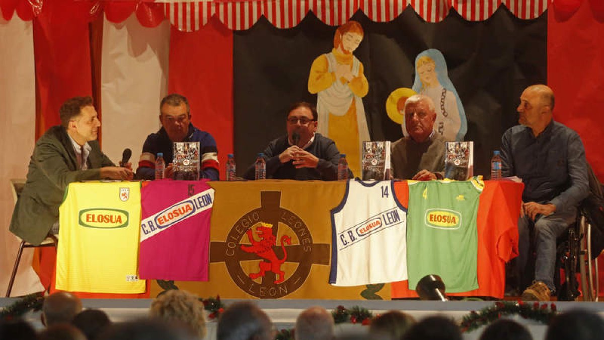 Andrés, De Grado, Ángel Álvarez, Estrada y Urbano González en la presentación del libro. FERNANDO OTERO