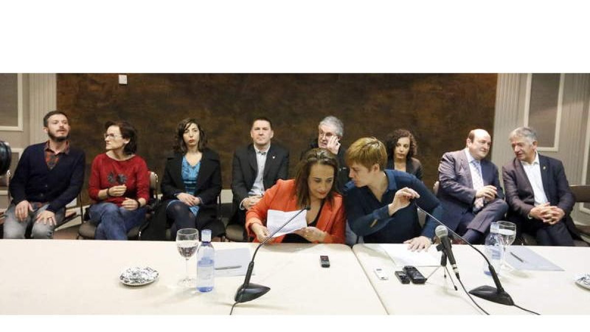 Rafaela Romero (PSE-EE), y la secretaria general de LAB, Ainhoa Extaide, junto a los miembros de partidos y sindicatos. LUIS TEJIDO