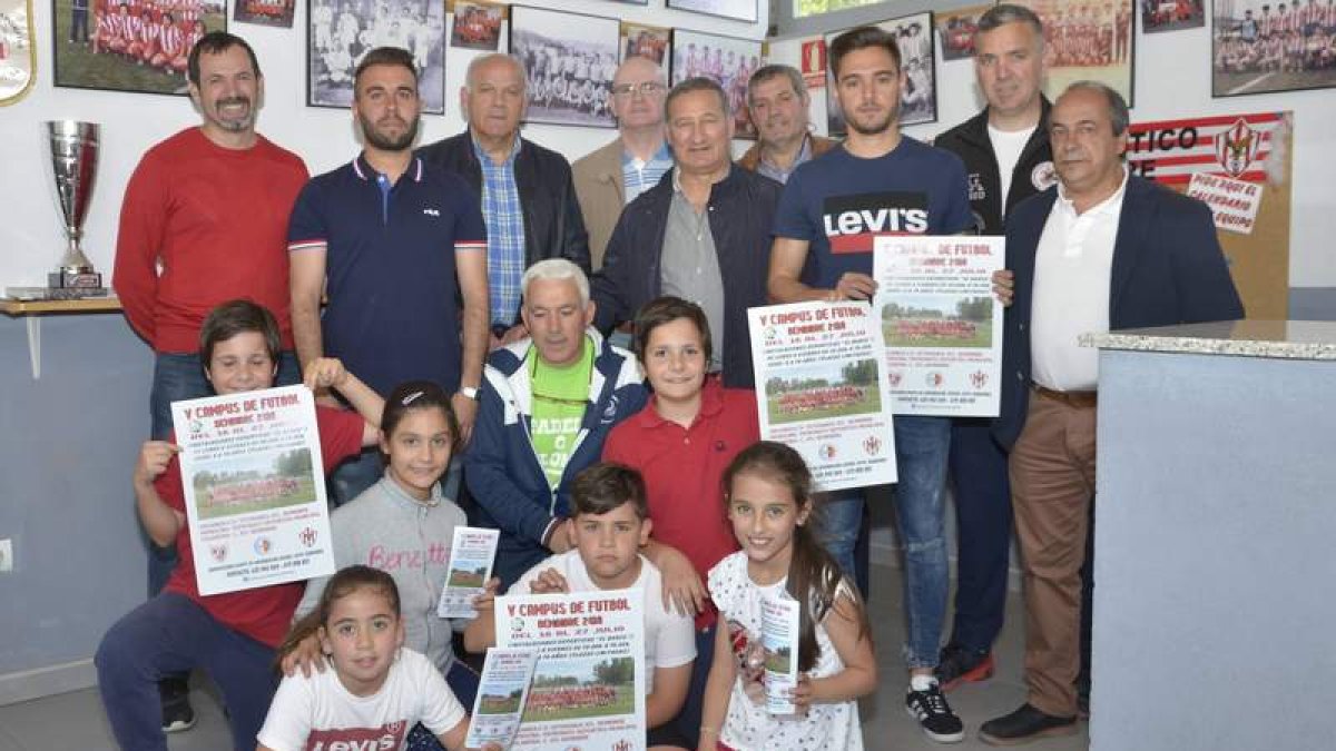 Foto de familia de la presentación del campus de fútbol. DL